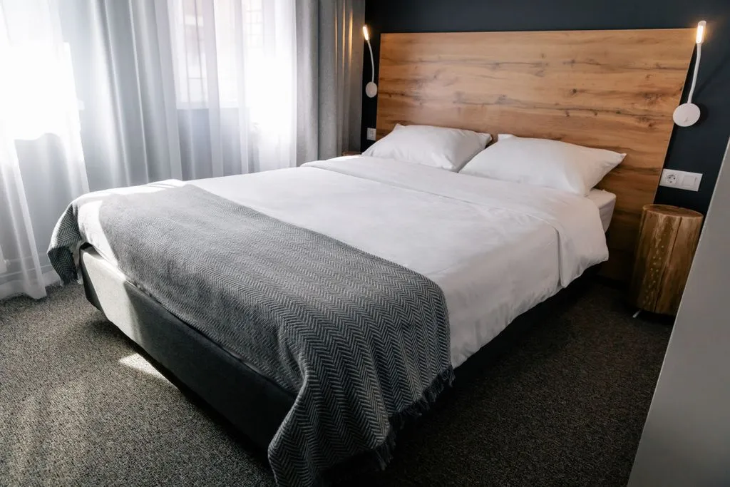 Одноместный номер стандарт с двуспальной кроватью — Roomi, фото 1 из 4