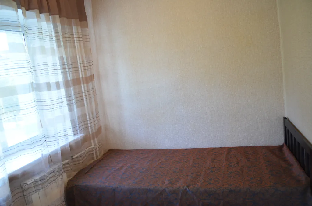 Квартира трёхкомнатная на улице Стратилатовской, 42 м², Великий Новгород — спальня, фото 2