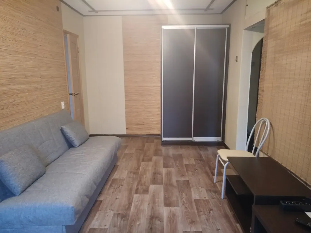 Квартира трёхкомнатная на улице Стратилатовской, 42 м², Великий Новгород — спальня, фото 3