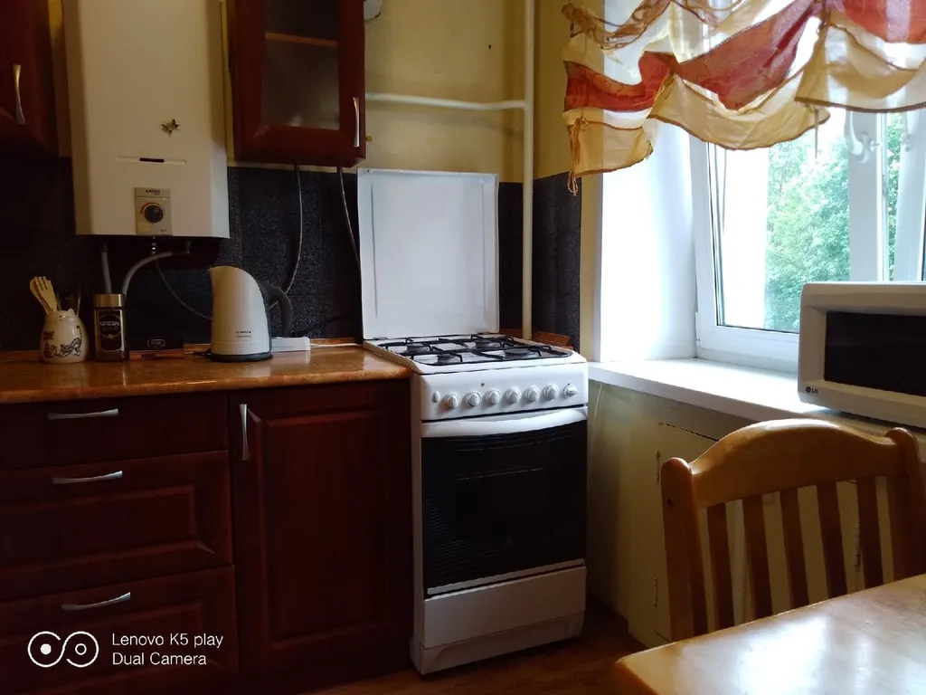 Квартира трёхкомнатная на улице Стратилатовской, 42 м², Великий Новгород — кухня, фото 2