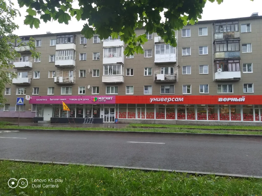 Квартира трёхкомнатная на улице Стратилатовской, 42 м², Великий Новгород — двор