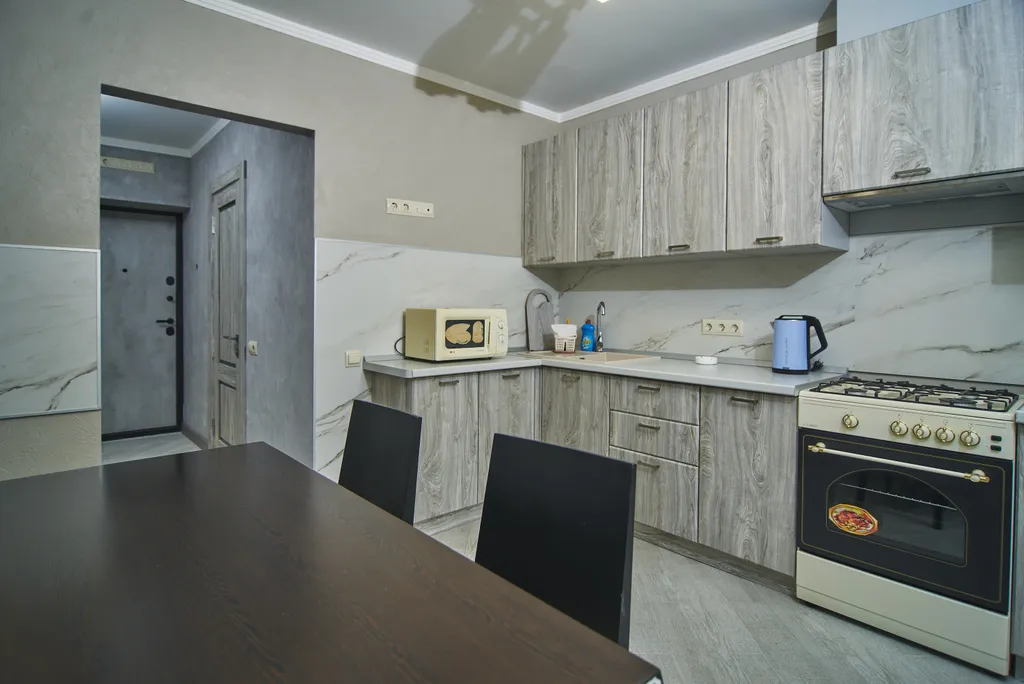 Квартира двухкомнатная на улице Андрея Губина, 55 м², Кисловодск — кухня, фото 2