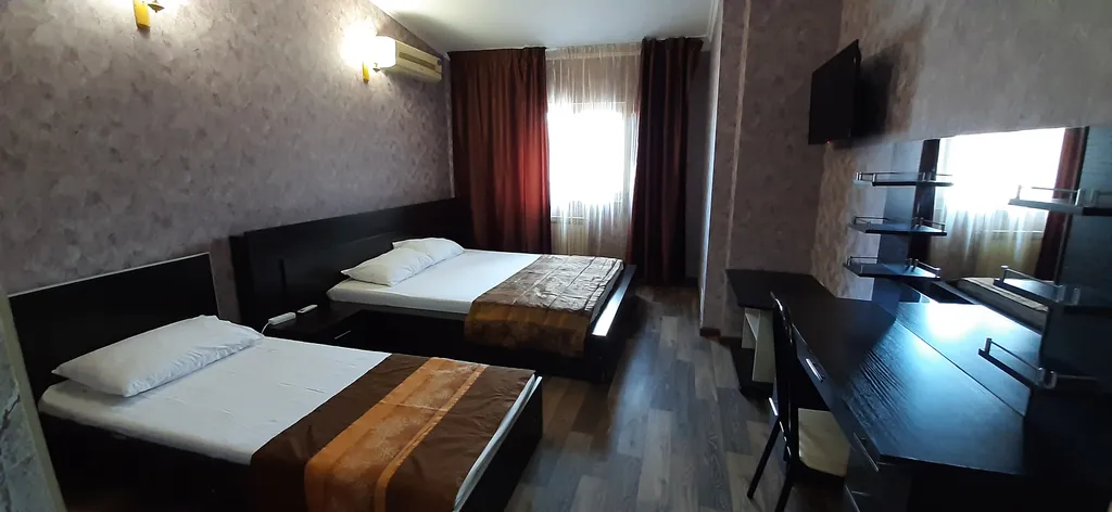 Трёхместный номер С 2х спальной и 1 спальной кроватями — общий вид