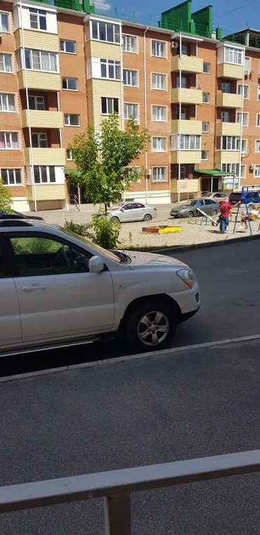 Квартира однокомнатная на улице Орджоникидзе, 37 м², Ессентуки — двор, фото 2
