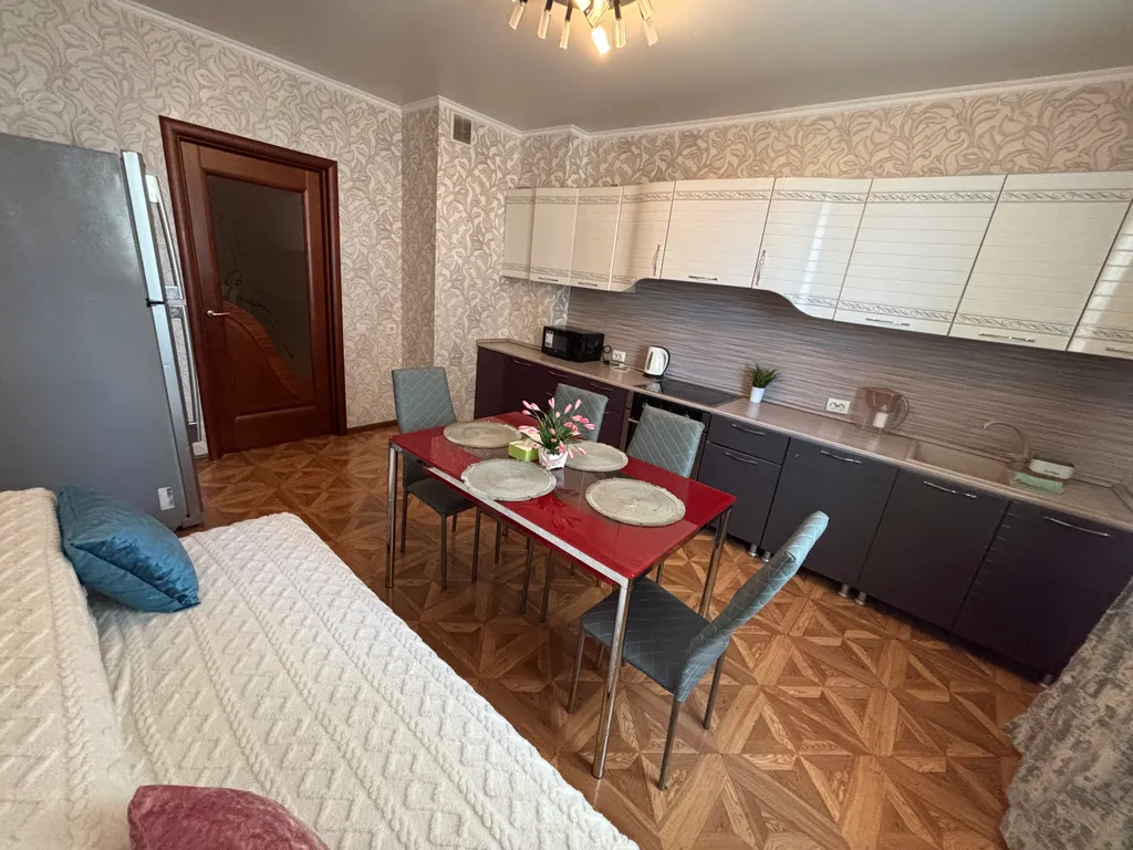 Апартаменты двухкомнатные на проспекте Первомайском, 68 м², Рязань — кухня