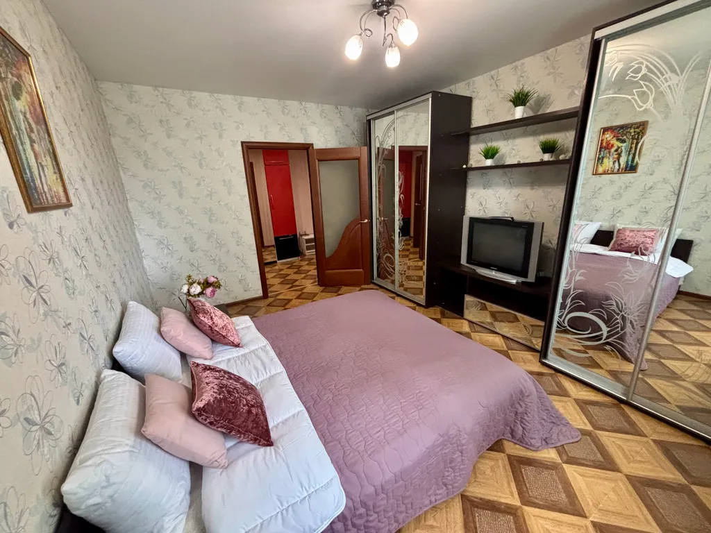 Апартаменты двухкомнатные на проспекте Первомайском, 68 м², Рязань — спальня, фото 3