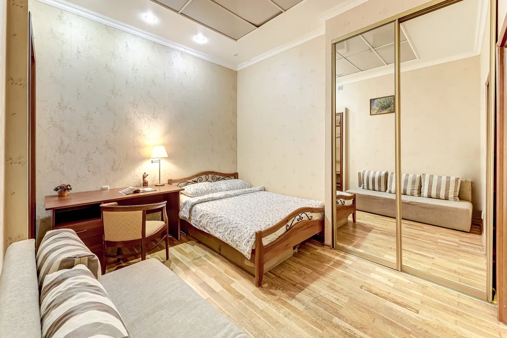 Апартаменты трёхкомнатные у Адмы, в Адмиралтейском, 100 м², Санкт-Петербург — спальня, фото 6