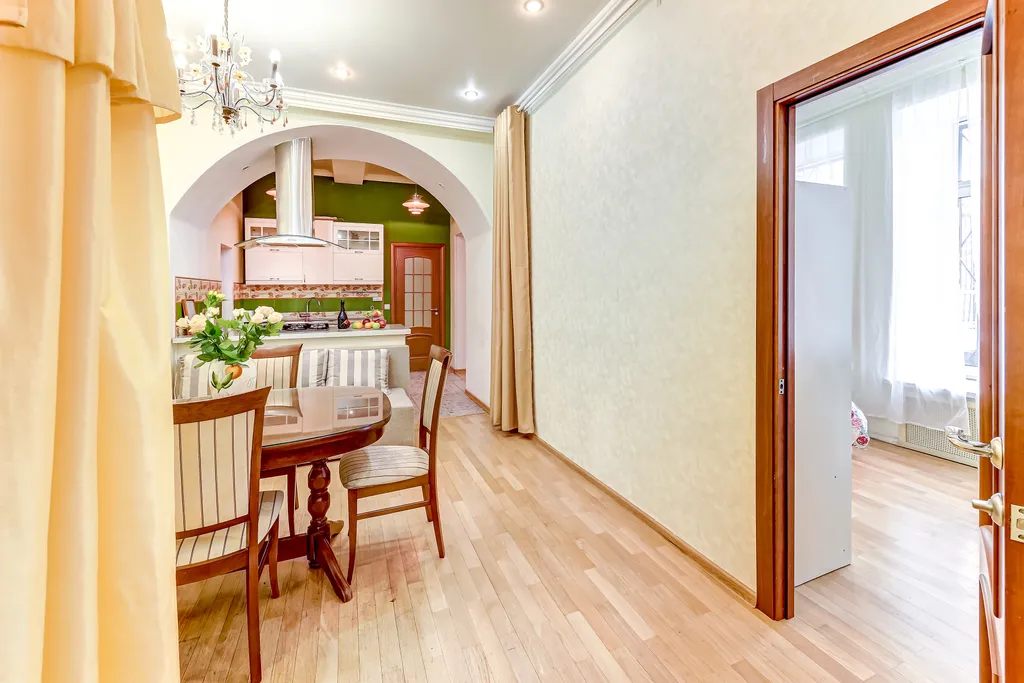Апартаменты трёхкомнатные у Адмы, в Адмиралтейском, 100 м², Санкт-Петербург — кухня, фото 6