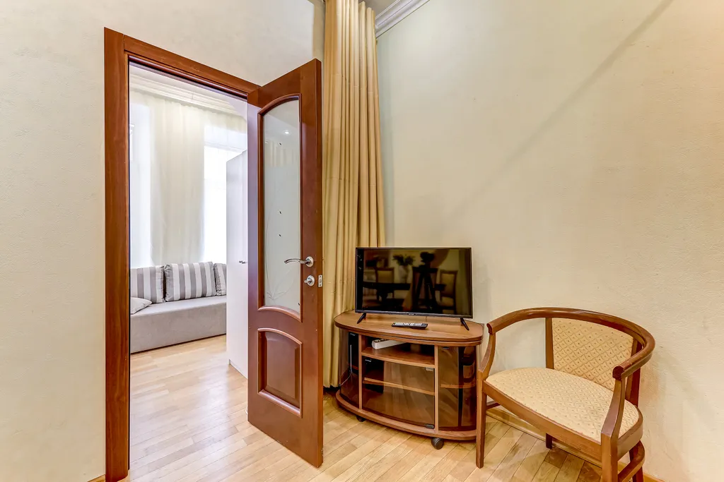Апартаменты трёхкомнатные у Адмы, в Адмиралтейском, 100 м², Санкт-Петербург — спальня, фото 9