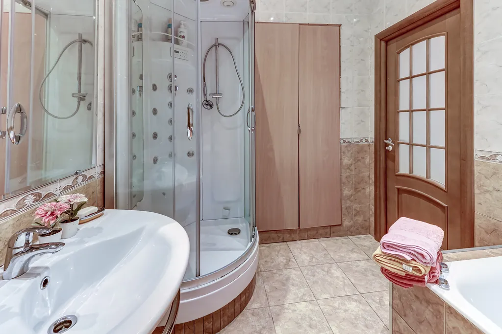 Апартаменты трёхкомнатные у Адмы, в Адмиралтейском, 100 м², Санкт-Петербург — ванная комната, фото 2