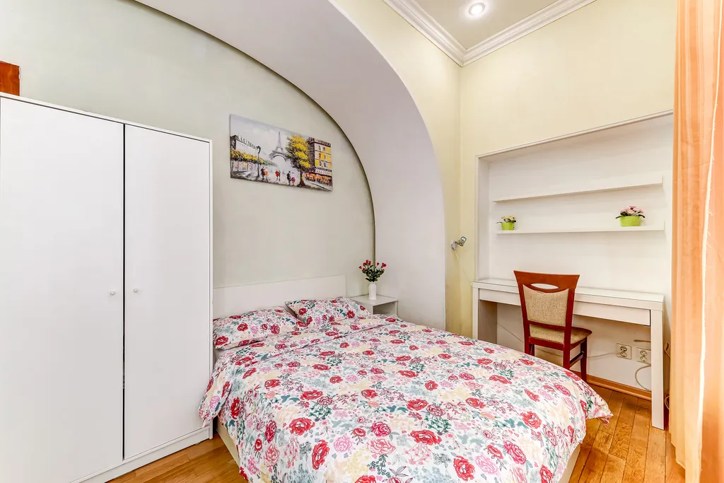 Апартаменты трёхкомнатные у Адмы, в Адмиралтейском, 100 м², Санкт-Петербург — спальня, фото 12