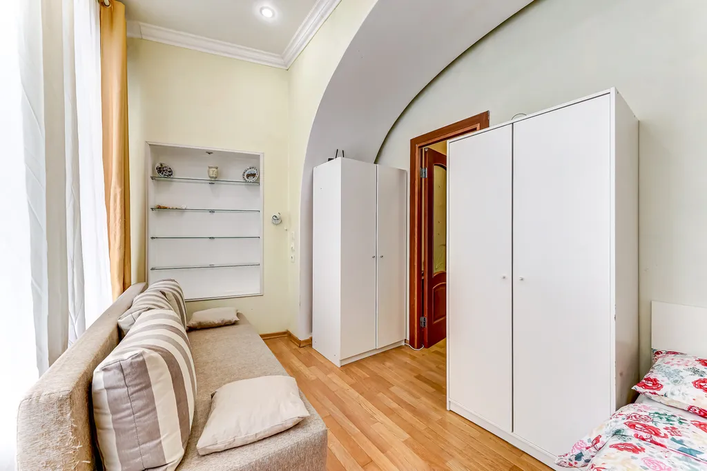 Апартаменты трёхкомнатные у Адмы, в Адмиралтейском, 100 м², Санкт-Петербург — спальня, фото 13