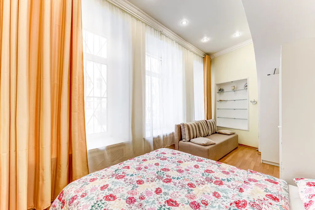 Апартаменты трёхкомнатные у Адмы, в Адмиралтейском, 100 м², Санкт-Петербург — спальня, фото 15