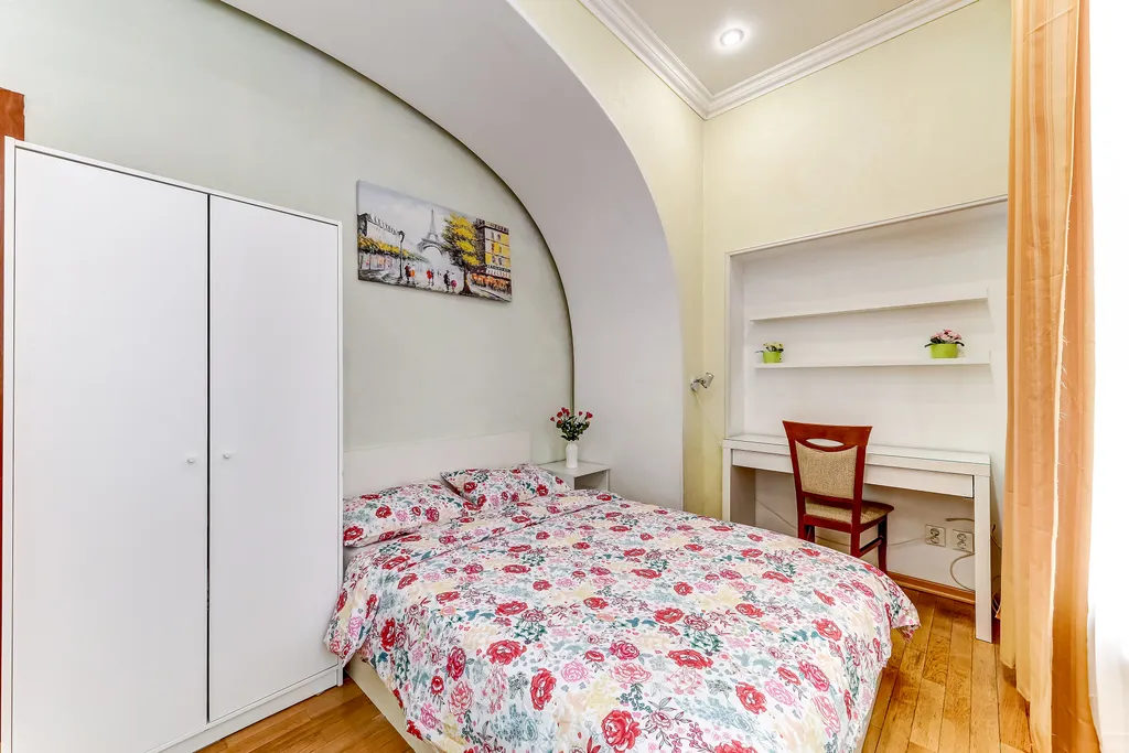 Апартаменты трёхкомнатные у Адмы, в Адмиралтейском, 100 м², Санкт-Петербург — спальня, фото 16