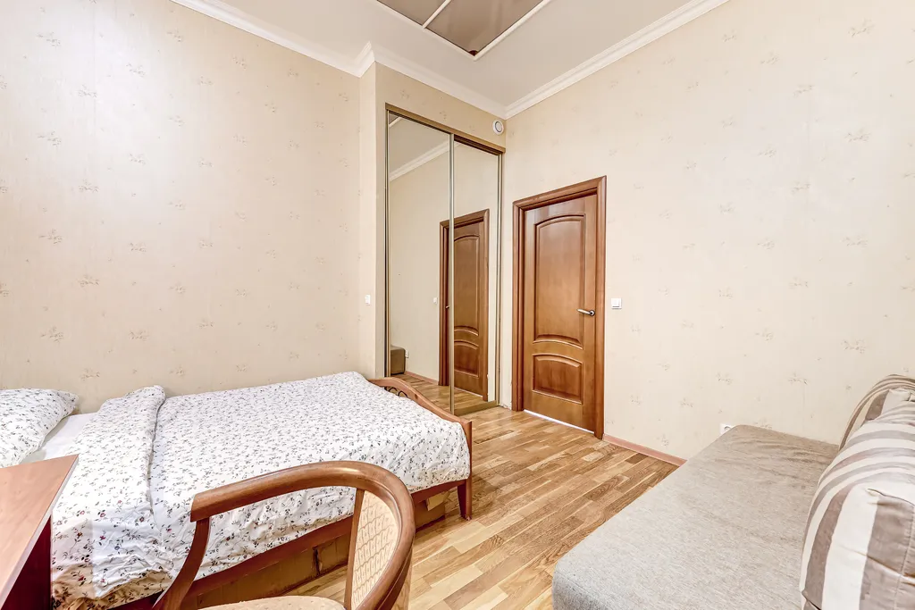 Апартаменты трёхкомнатные у Адмы, в Адмиралтейском, 100 м², Санкт-Петербург — спальня, фото 26