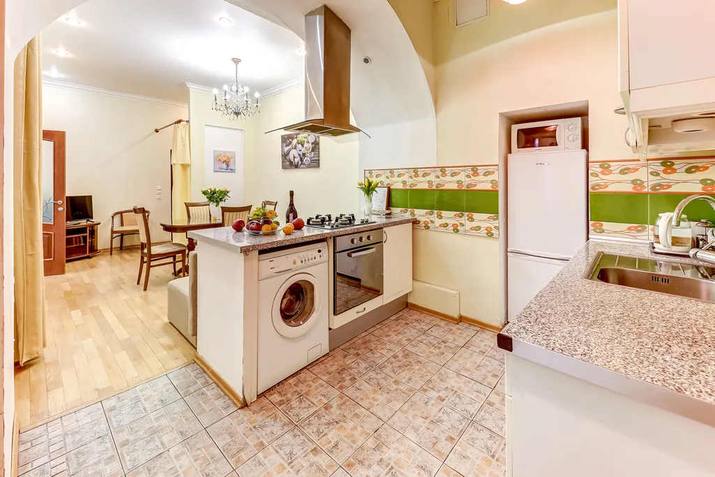 Апартаменты трёхкомнатные у Адмы, в Адмиралтейском, 100 м², Санкт-Петербург — кухня, фото 3