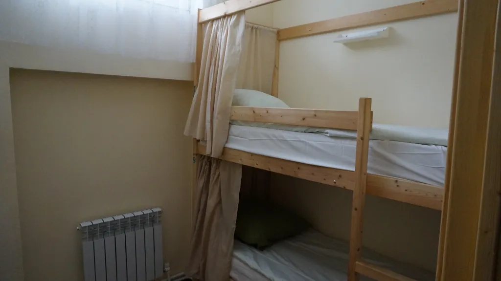 Многоместный смешанный номер Место в 2-х местном номере с двух-ярусной кроватью — общий вид