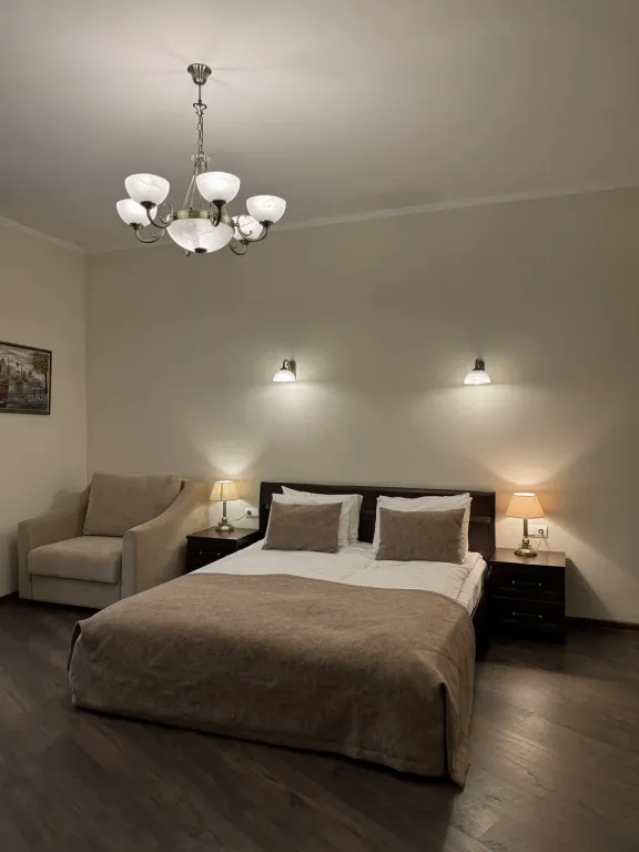 Двухместный номер с 1 кроватью повышенной комфортности с гидромассажной ванной, диваном и окнам