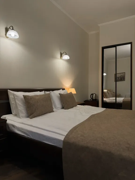 Двухместный номер с 1 кроватью повышенной комфортности с гидромассажной ванной, диваном и окнам