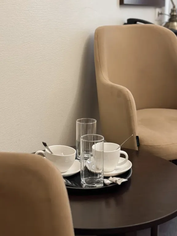 Двухместный номер с 1 кроватью повышенной комфортности с гидромассажной ванной, диваном и окнам