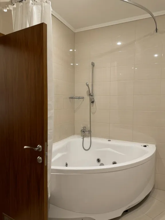 Двухместный номер с 1 кроватью повышенной комфортности с гидромассажной ванной, диваном и окнам