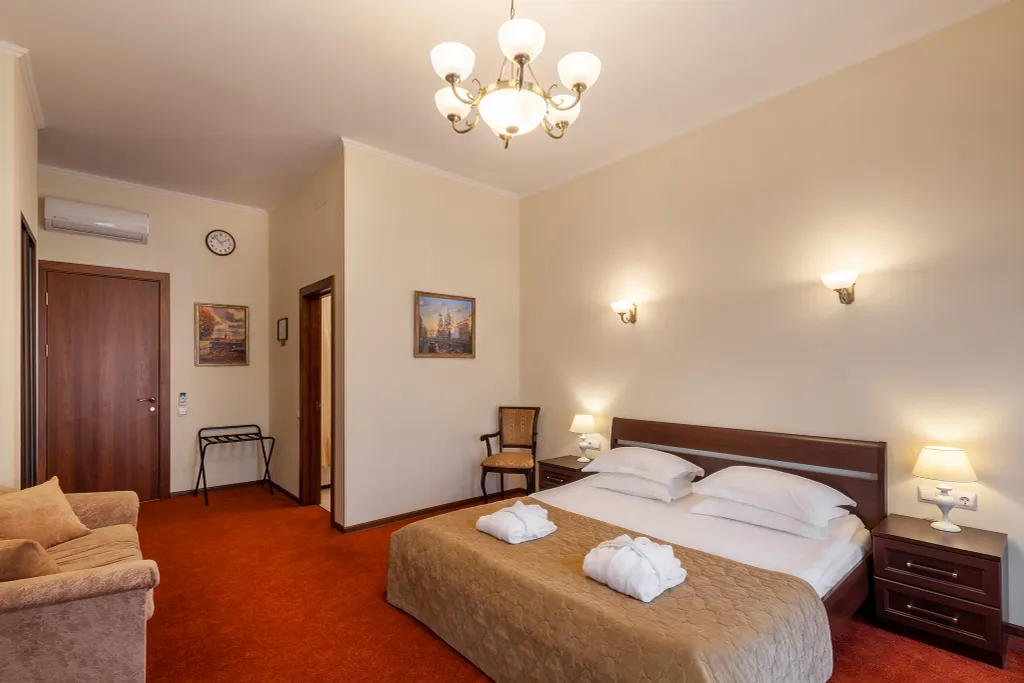 Четырёхместный номер комфорт с кроватью King-size, гидромассажной ванной и видом на панорамный Невский проспект