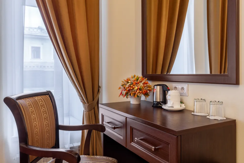 Четырёхместный номер комфорт с кроватью King-size, гидромассажной ванной и видом на панорамный Невский проспект