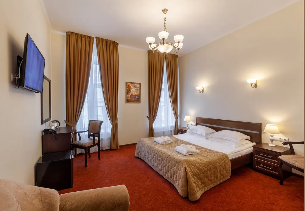 Четырёхместный номер комфорт с кроватью King-size, гидромассажной ванной и видом на панорамный Невский проспект